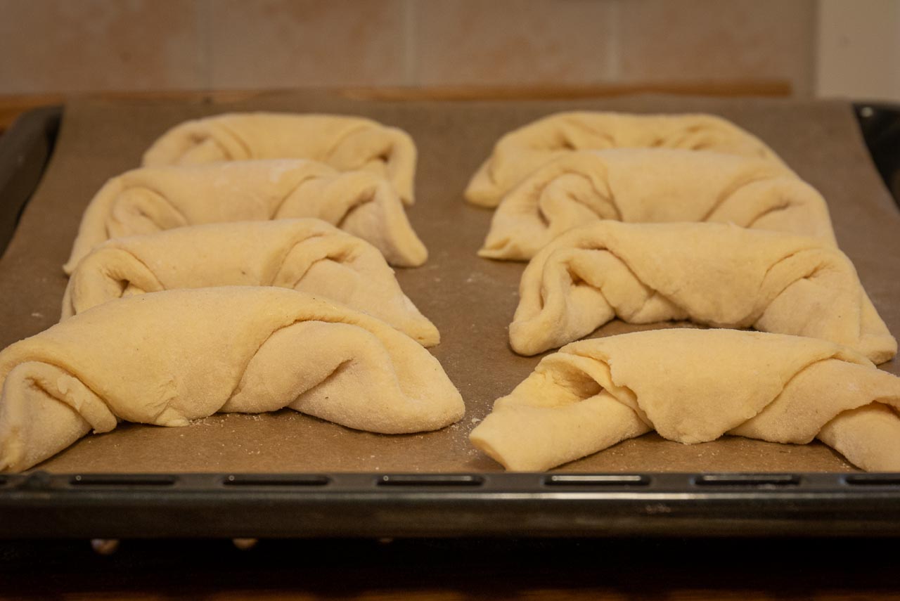 Croissanter jäser på plåt.