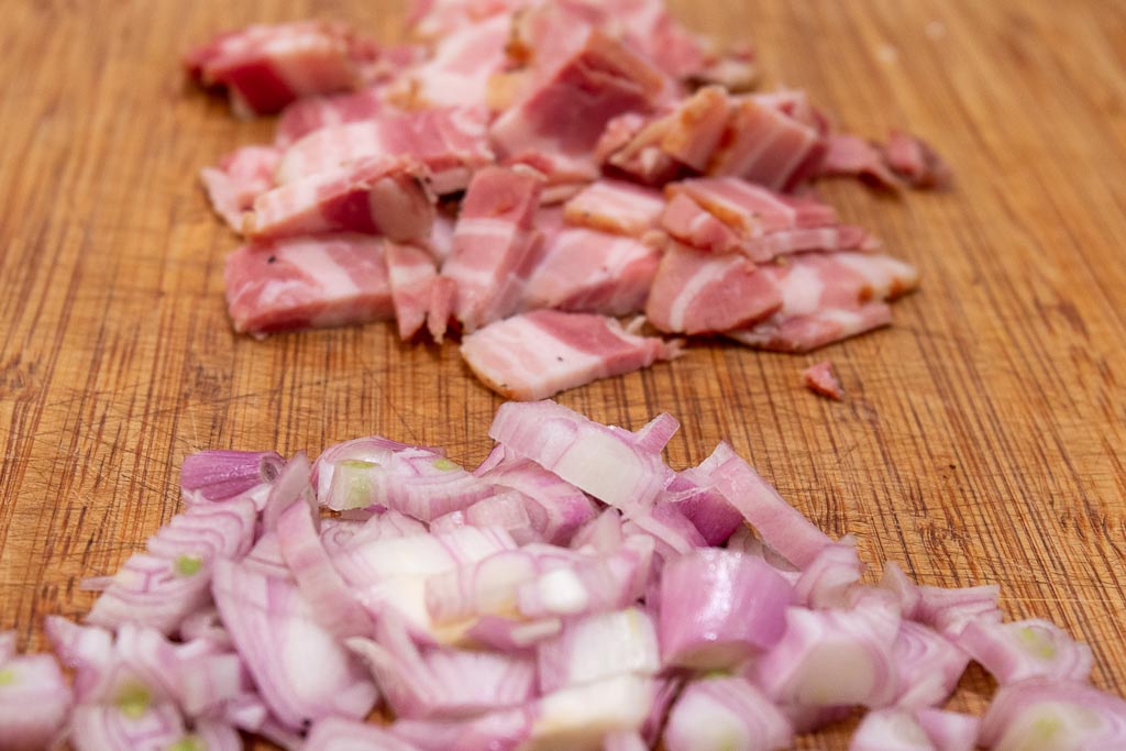 Lök och fläsk till vår Alfredo
