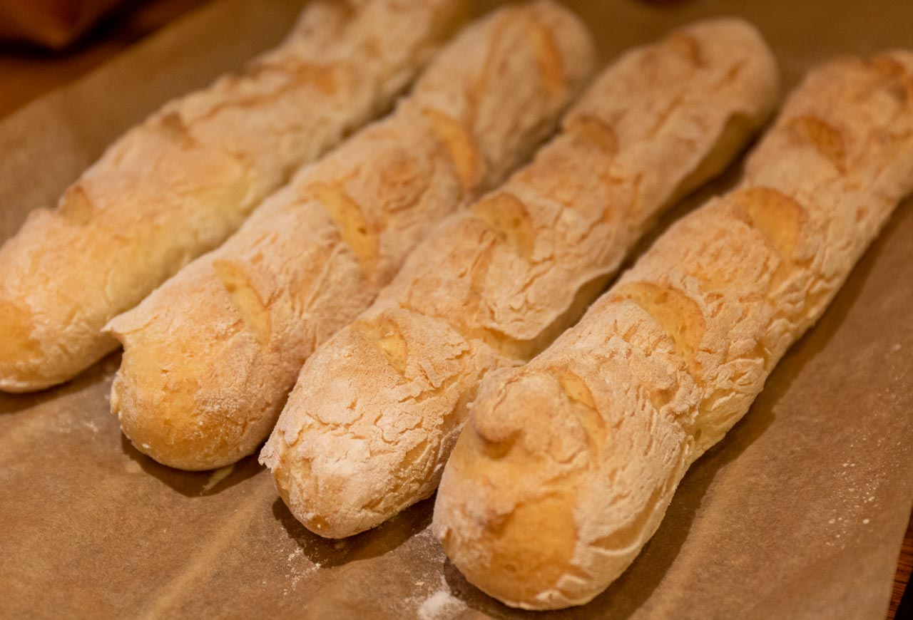 Nybakade glutenfria baguetter står och svalnar 