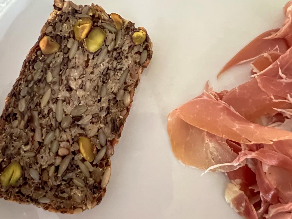 En skiva nöt- och frö-bröd