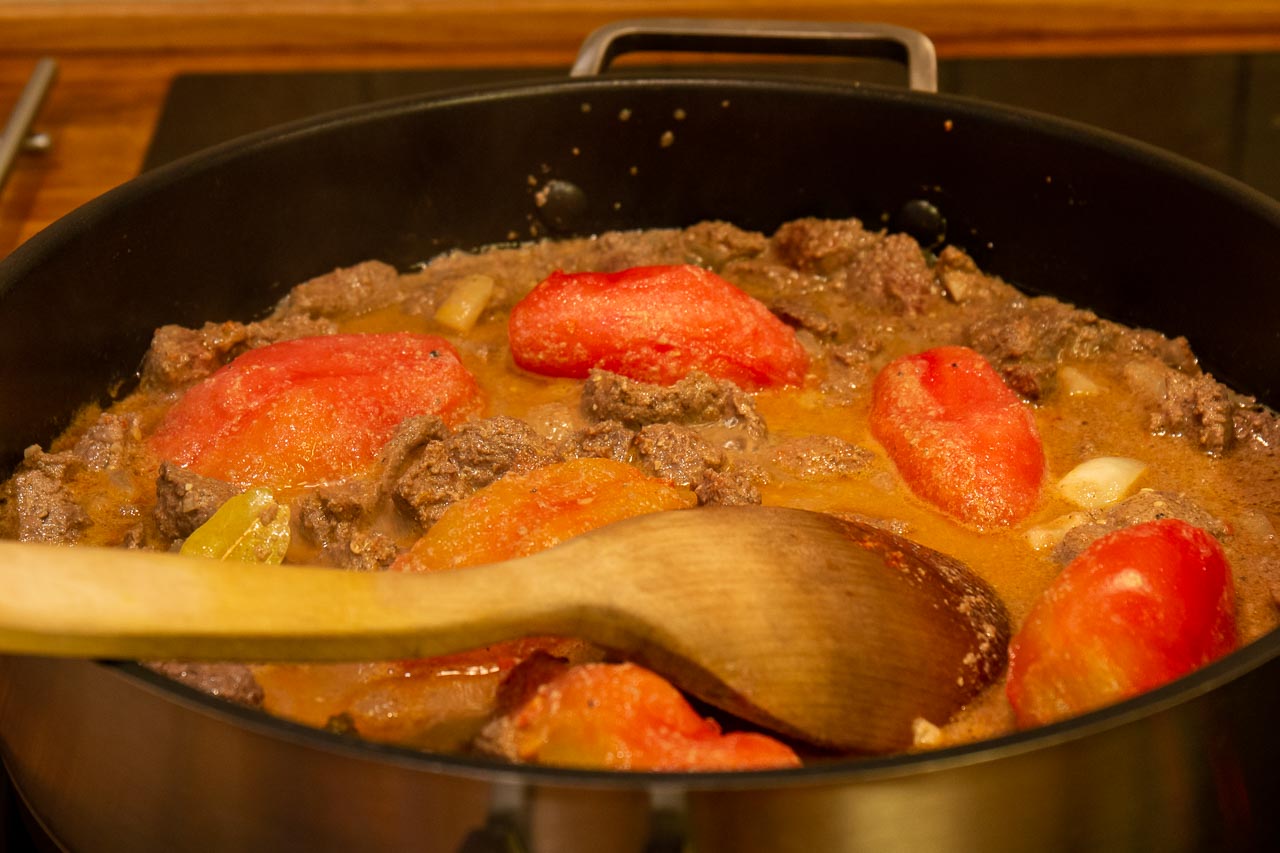 Biff vindaloo, alla ingredienser på plats i grytan 
