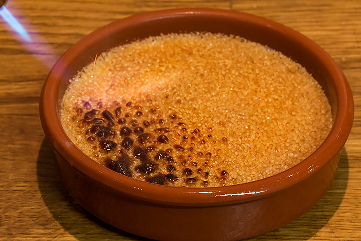 Karamellisering av socker på creme brulée