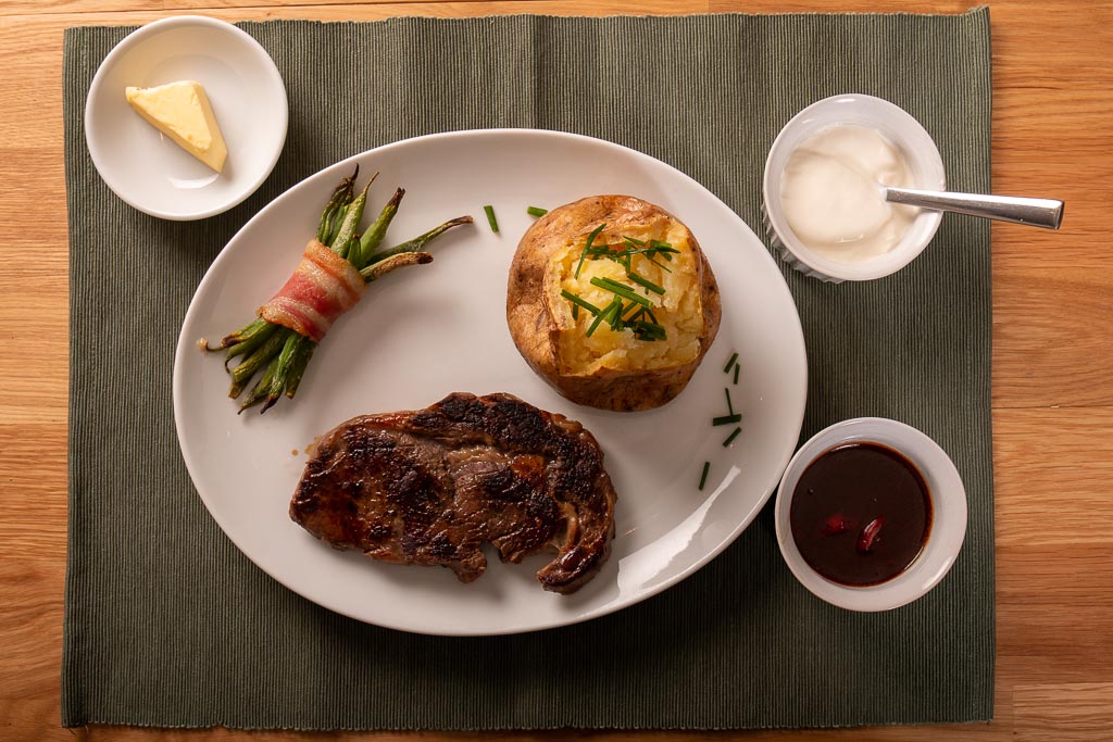 Entrecote Moulin Rouge med bakpotatis och tillbehör