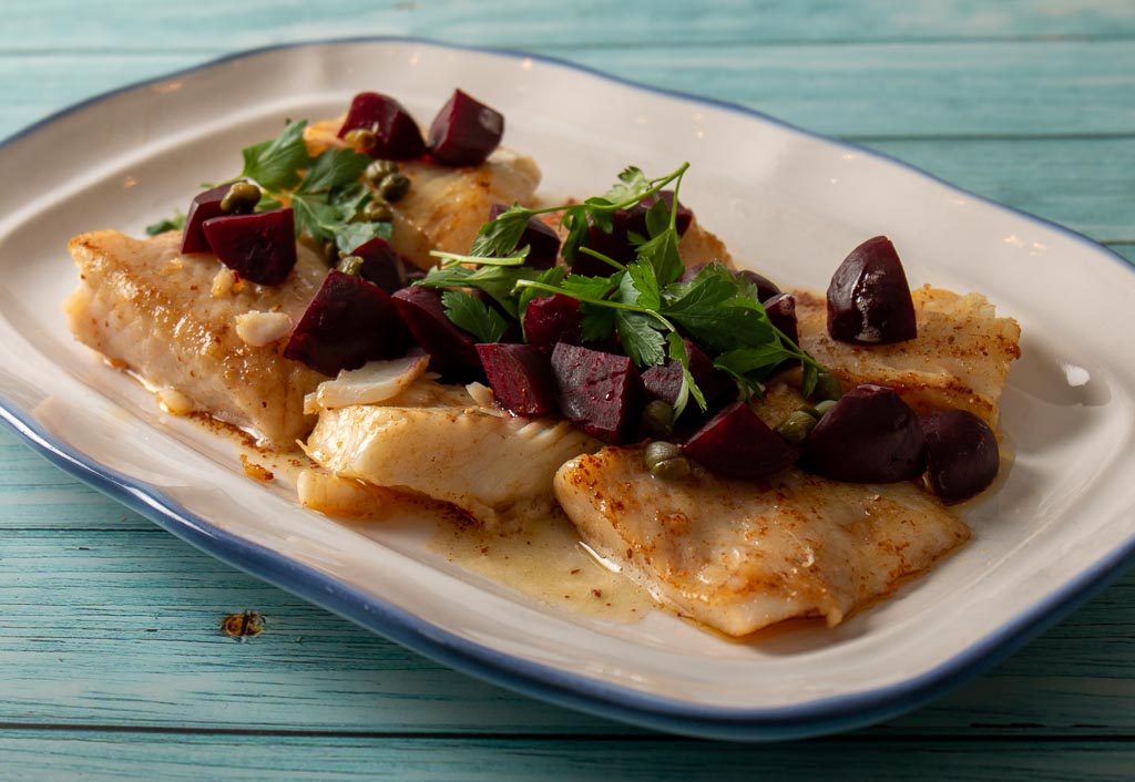 Smörstekt gösfilé med rödbeta, kapris och brynt mör