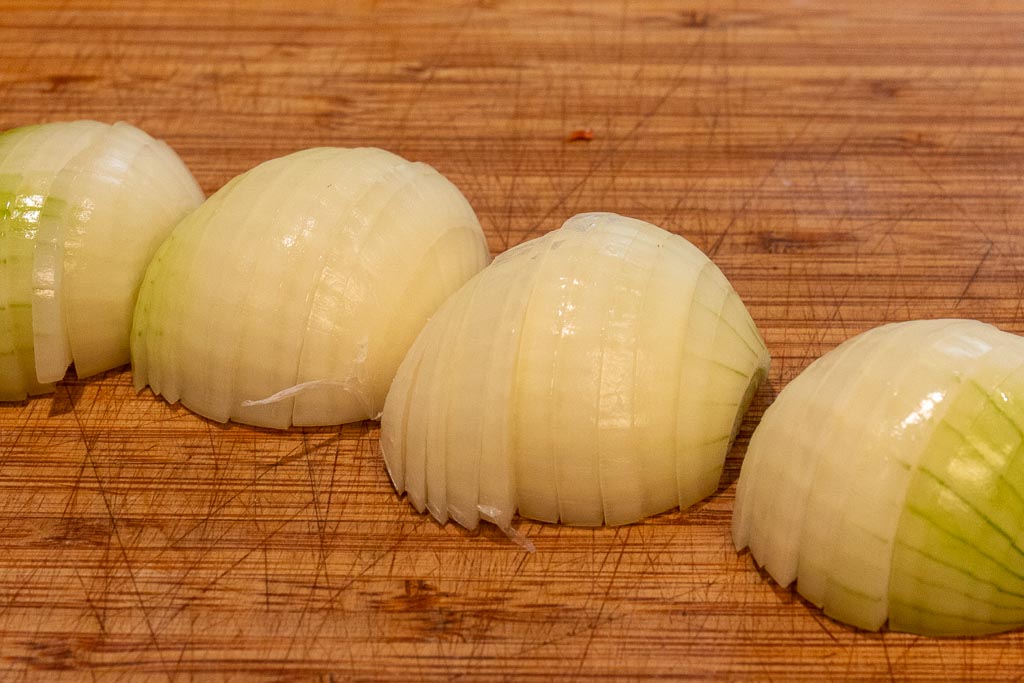 Skivad lök till såsen