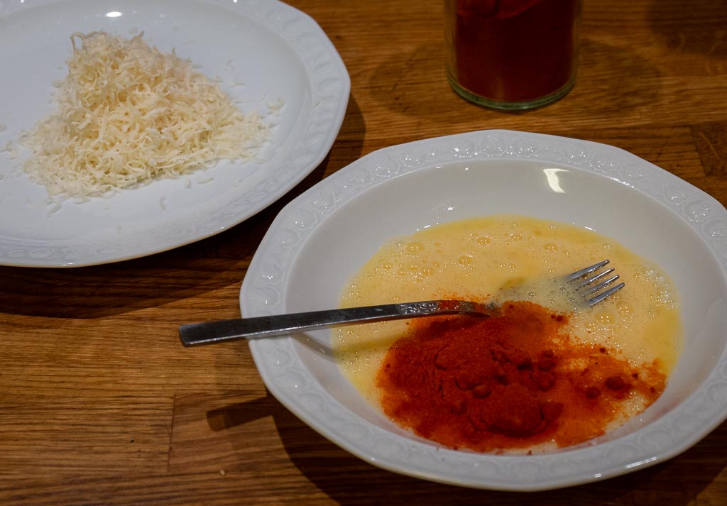 Panaden till fläskfilé piccata rörs ihop