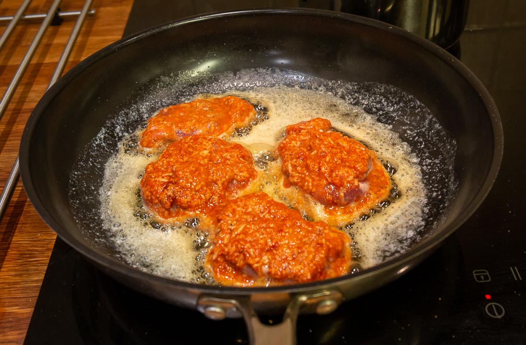 fläskfilé piccata håller på att stekas