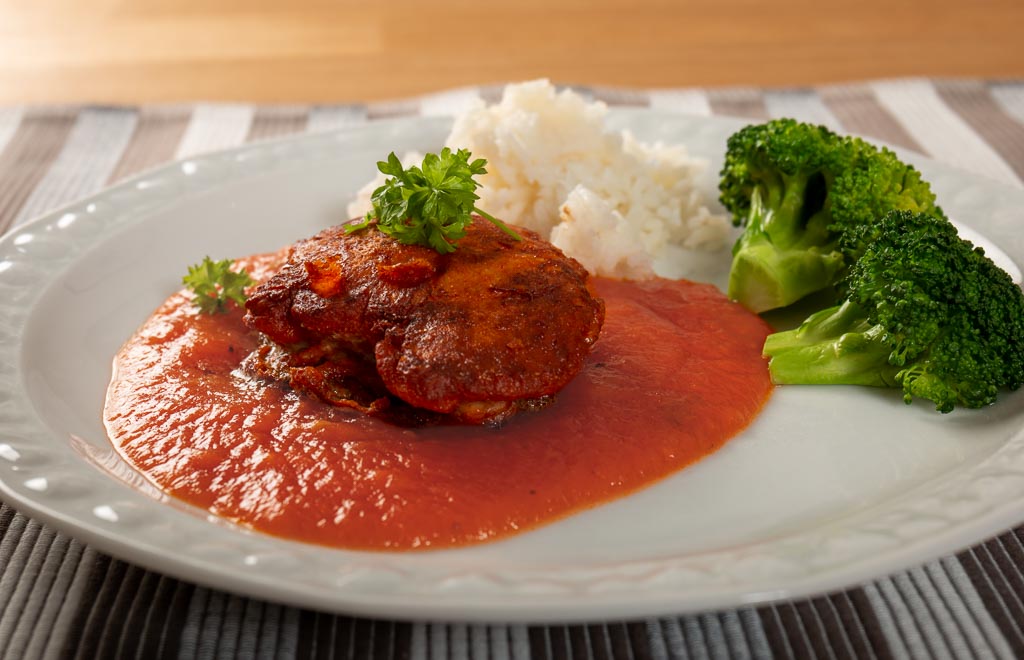 Fläskfilé piccata med ris och tomatsås