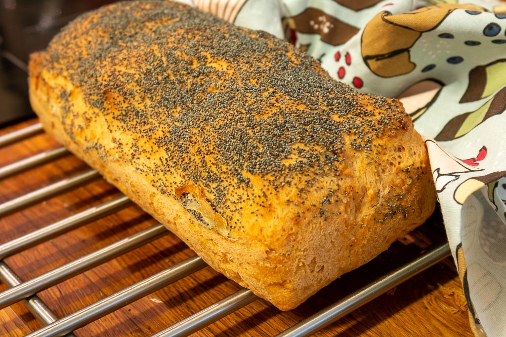 Nybakad, glutenfri formfranska.