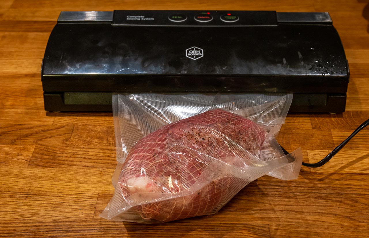 Vacuumpackning av kalvstek för sous vide