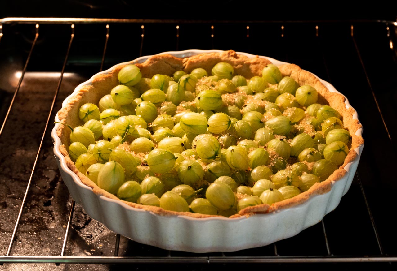 krusbärspaj sätts in i ugnen