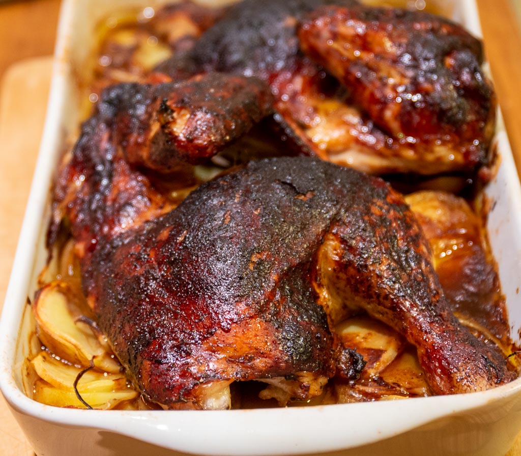 Färdiglagad kyckling på bädd av buljongpotatis