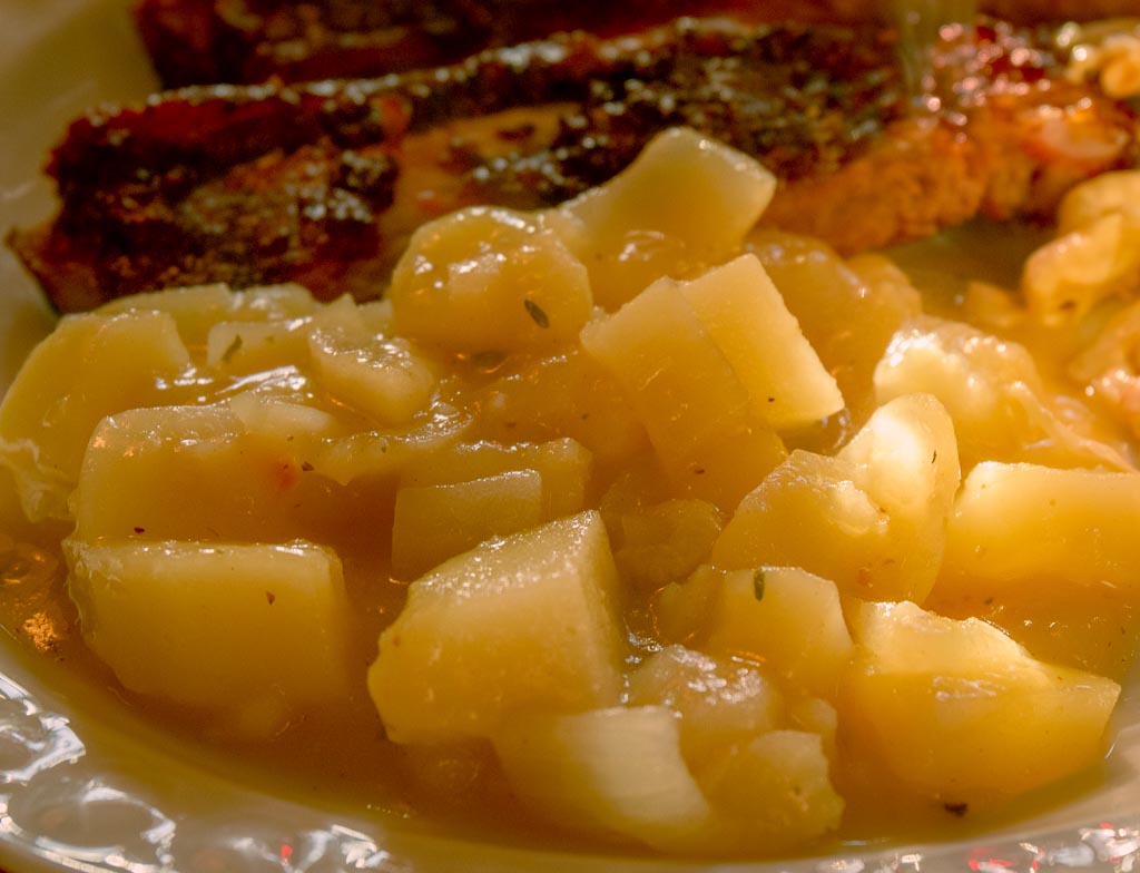 ljummen potatissallad serverad till BBQrökta spareribs