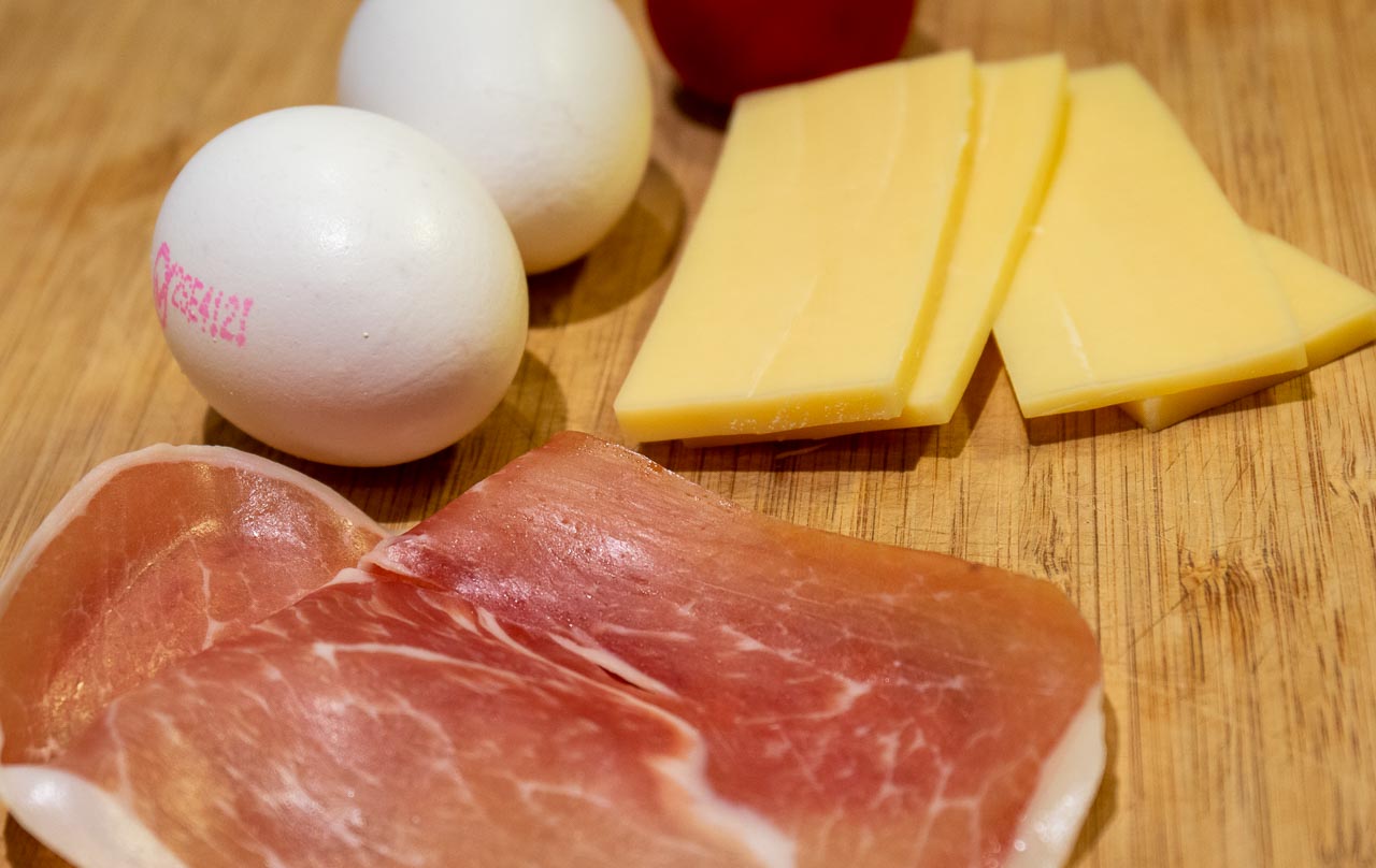 Ingredienser till en ost och skinkomelett