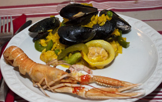 Paella Marisco de la casa Bull upplagd på talrik