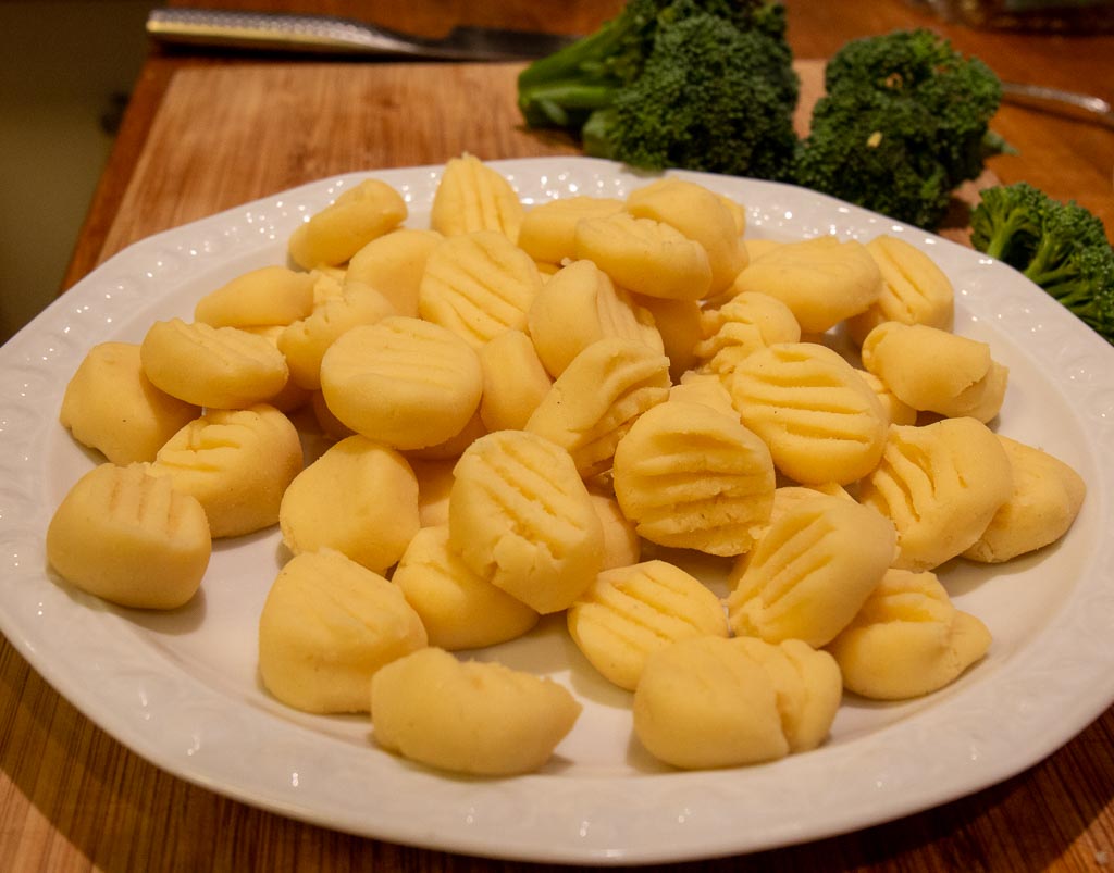 Glutenfri gnocchi klar för att kokas