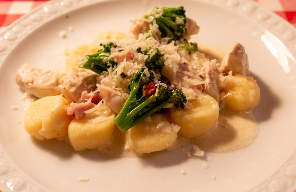Hemgjord glutenfri gnocchi serverad med broccoli, kalkon och bacon