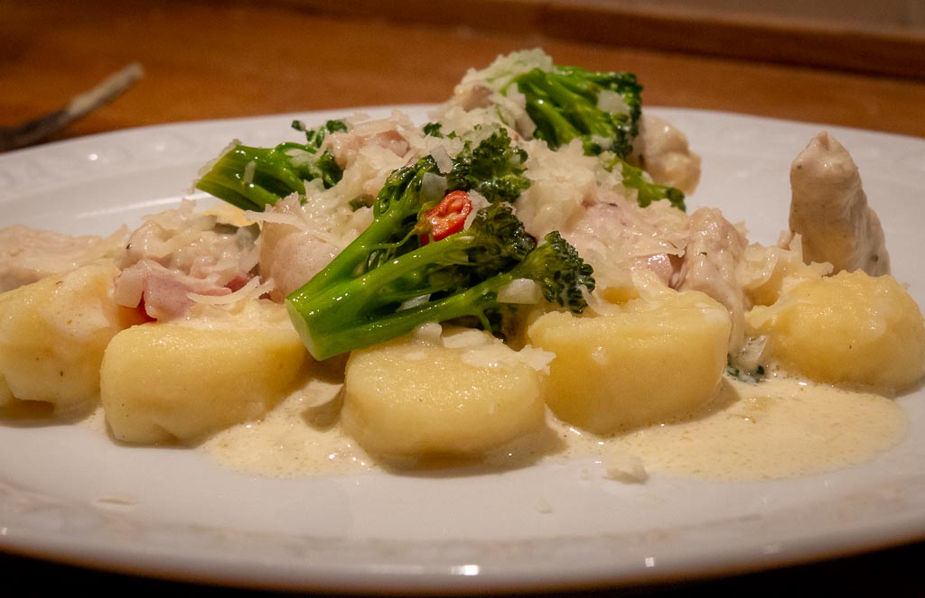 Glutenfri gnocchi med broccoli, kalkon och bacon