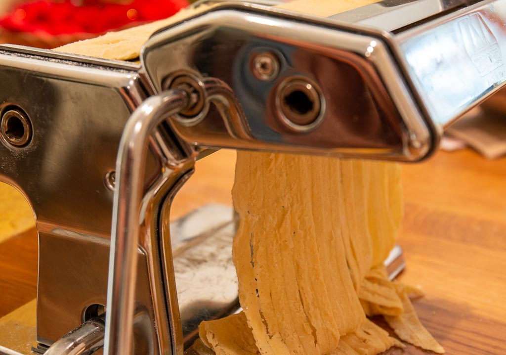Tagliatelle skärs til