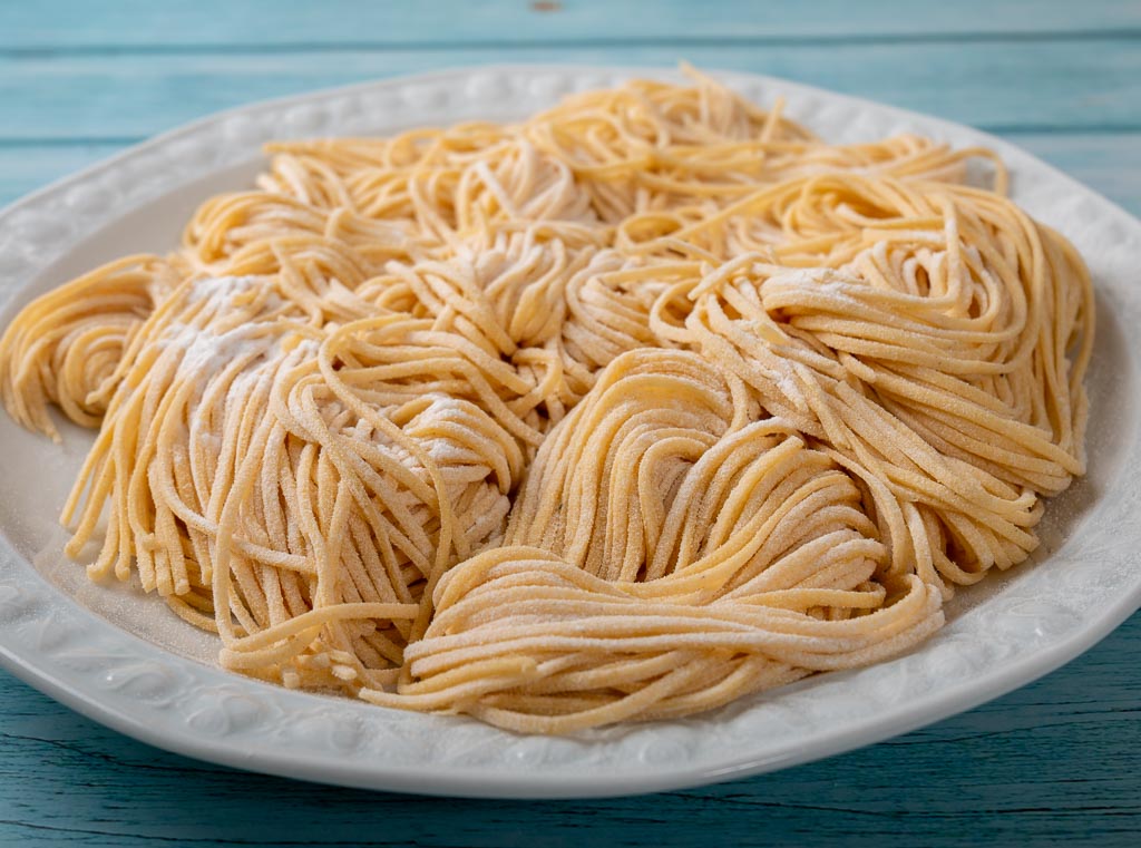 Färsk spaghetti alla chitarra