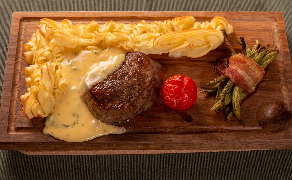 plankstek på oxfilé och hemgjord bearnaise