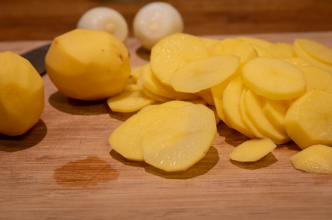 potatis och lök skivas till en gratäng