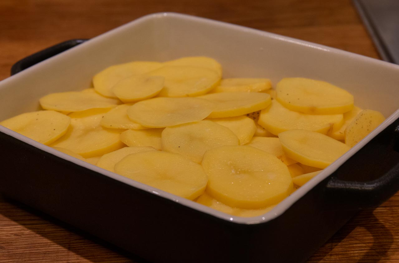 potatis och lök varvad i gratängformen