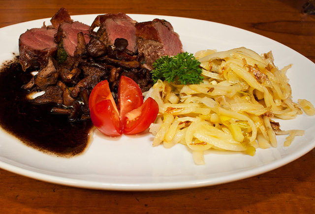 Vildsvinsfile serverad med purjopotatis