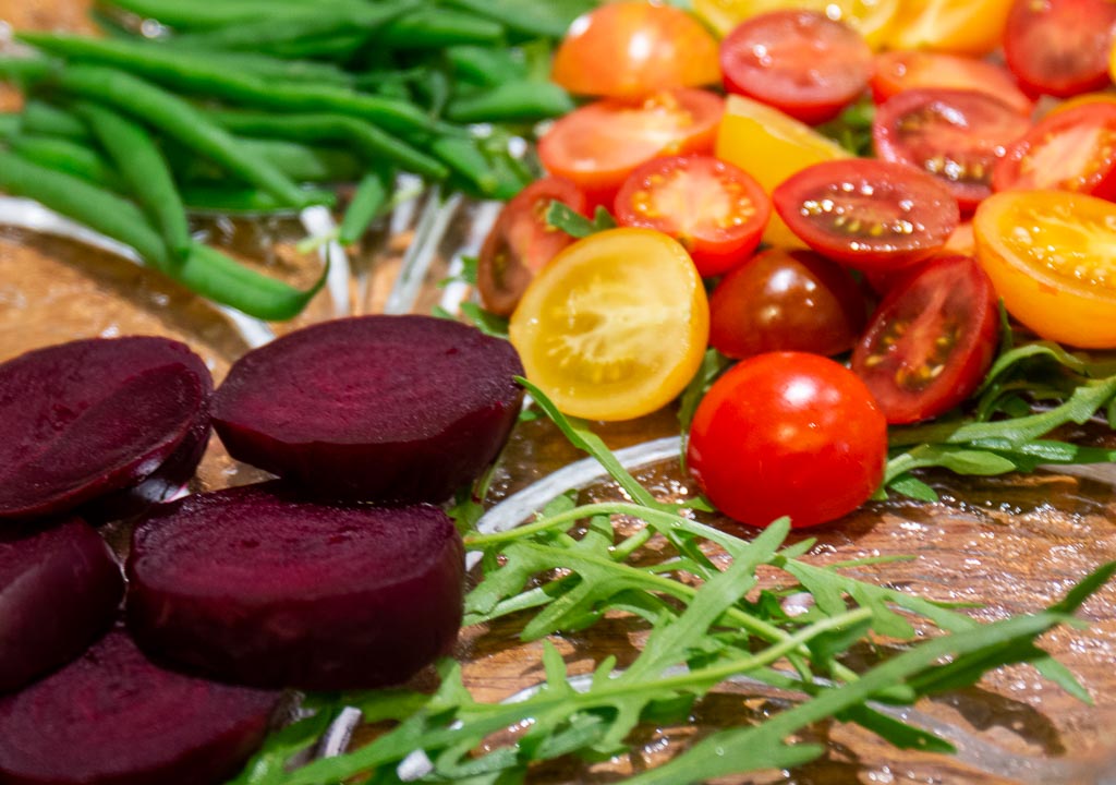 Uppläggning av sallad Nicoise pågår