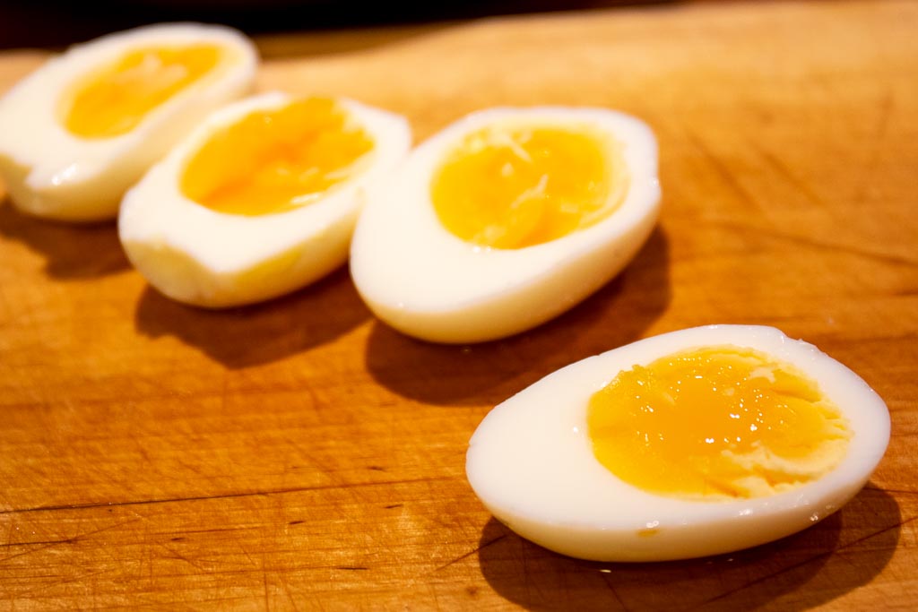 Ägghalvor med krämig gula.