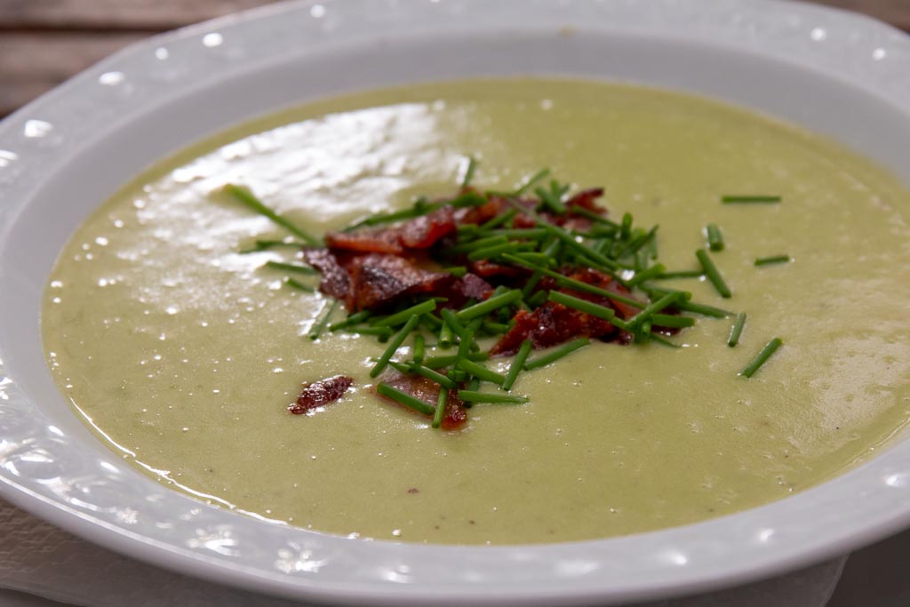 Soppa Vichyssoise serverad med gräslök och knaperstekt bacon