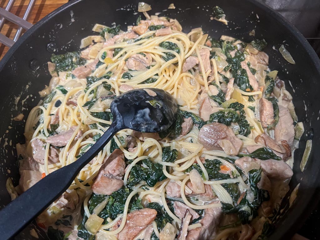 Pasta med spenat och fläskfilé