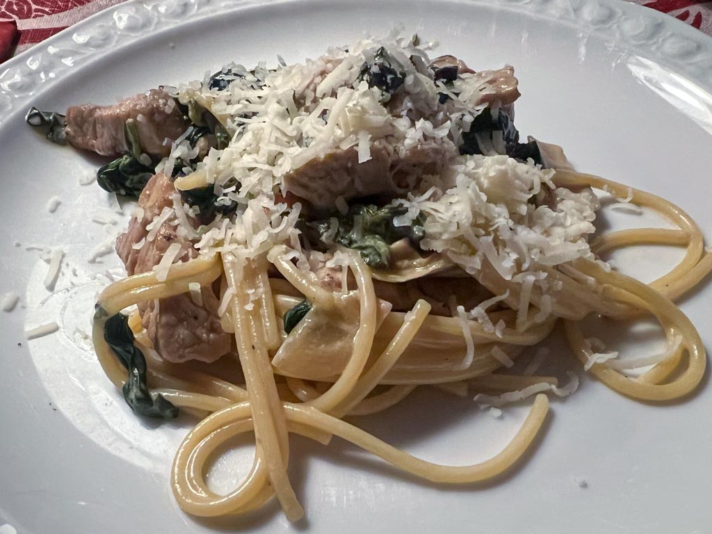 Pasta med spenat och fläskfilé