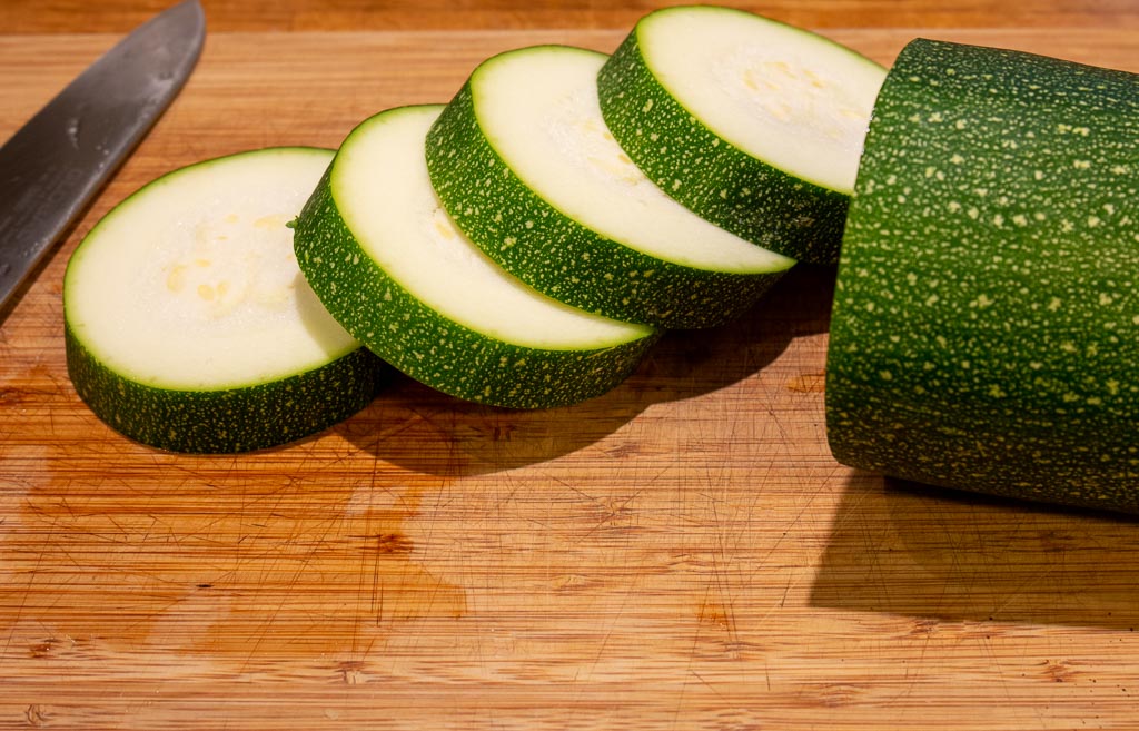 Zucchini till gratängen. Några skivor räcker ...