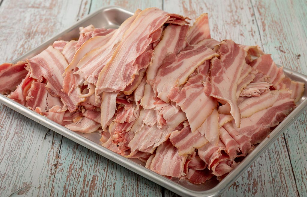 uppskivad bacon på ett fat