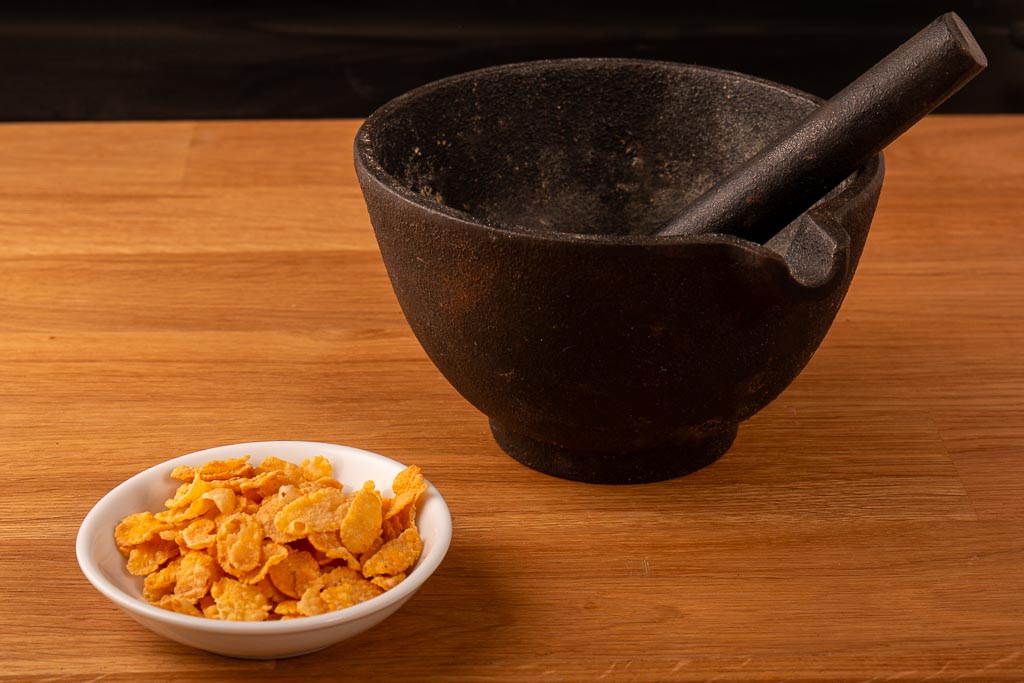 Mortla cornflakes till glutenfri panko