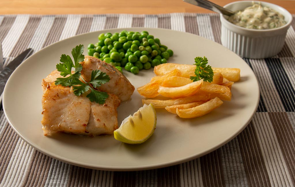 En variant av fish and chips med smörstekt gös