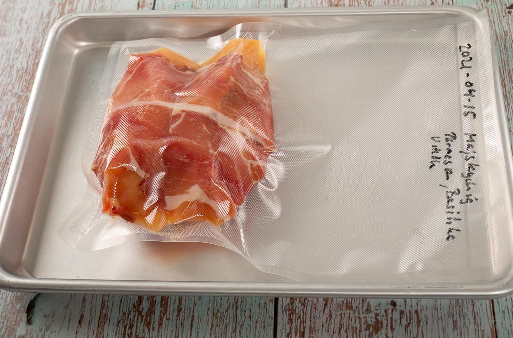Kycklingbrösten är klara för infrysning och en framtida tillagning med sous-vide.