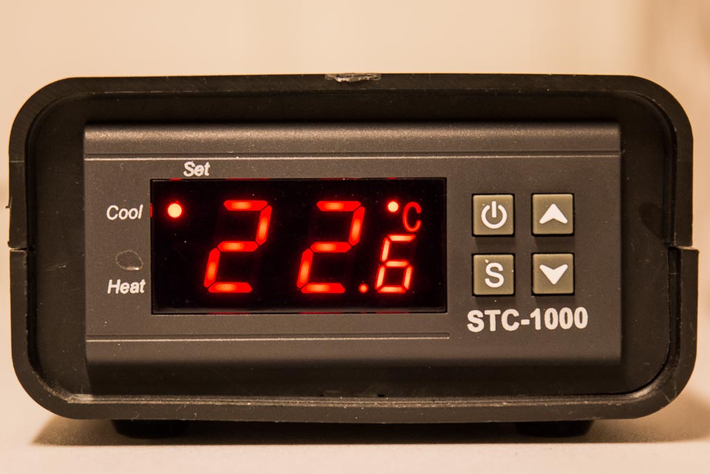 STC-1000 kontrollenhet för jäskylen. STC-1000 kontrollenhet för jäskylen.