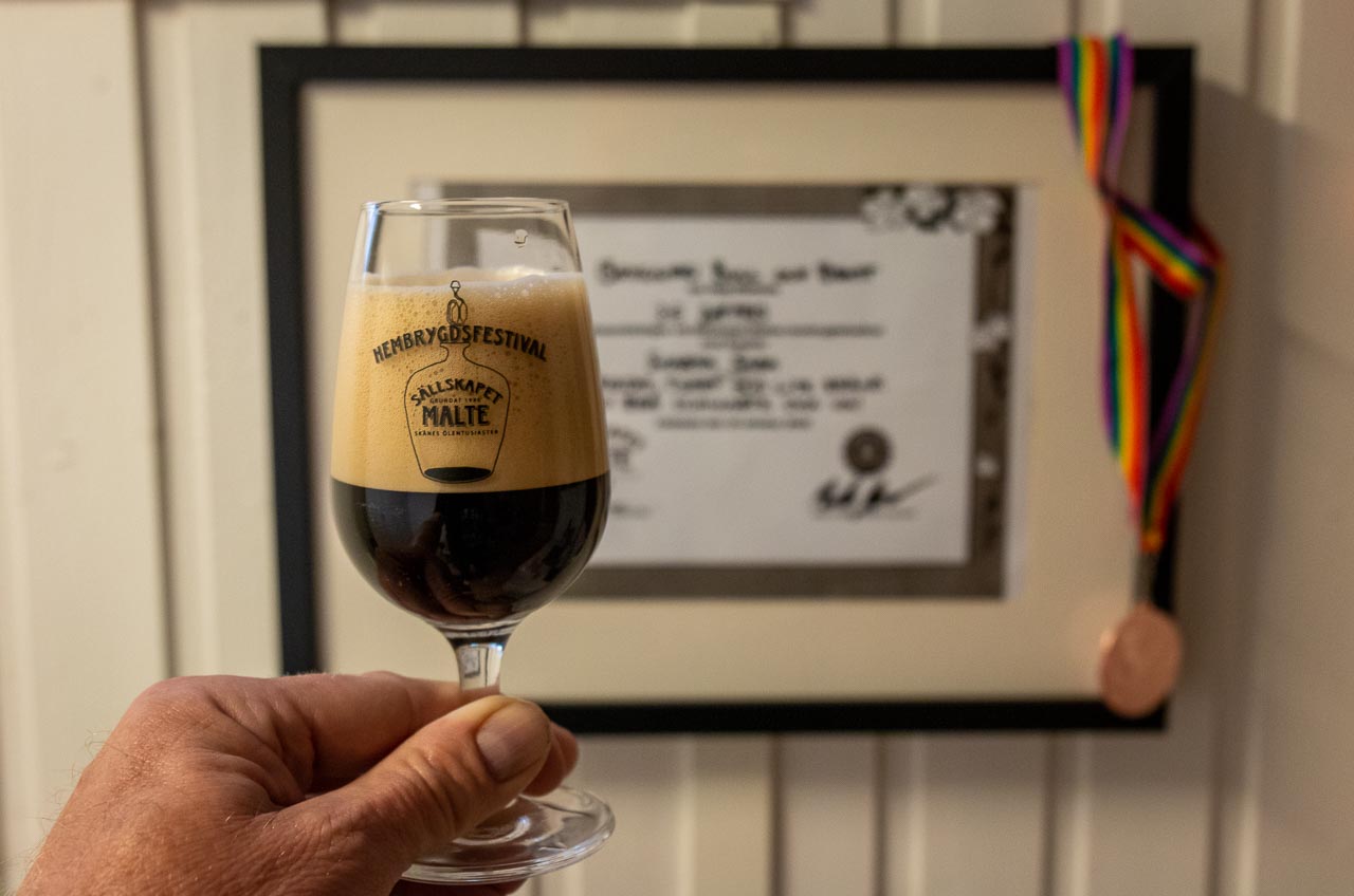 Vår schwarzbier framför diplomet