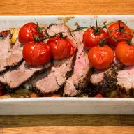 Provencalsk karré på rotfrukts och grönsaksbädd