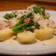 Hemgjord gnocchi med broccoli, kalkon och bacon